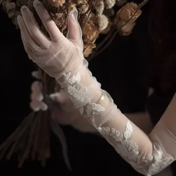 Версия сетчатых свадебных перчаток для Свадебной фотографии, Летние Прозрачные, очевидно, тонкие Свадебные перчатки для подиума, Удлиненные Белые цветочные перчатки