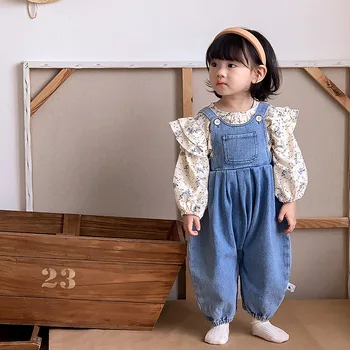Детское Осеннее боди в корейском стиле, повседневная рубашка с цветочным рисунком, Джинсовые штаны на ремешках, комплект из 2 предметов для девочек, свободная и удобная одежда для младенцев
