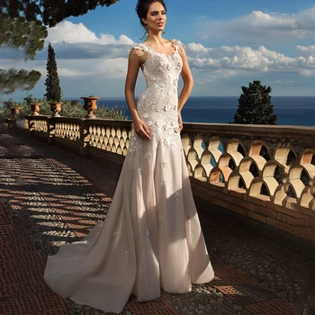 Элегантное свадебное платье без рукавов с объемными цветами и бисером 