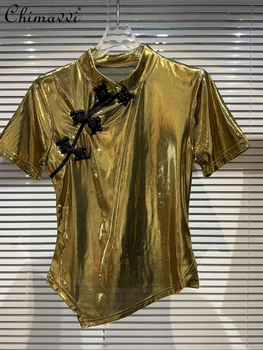 Нерегулярная облегающая футболка с металлическим подкладом на плечах, короткий рукав, Женская летняя новинка 2023, жемчужный воротник-стойка, пряжка, топ с коротким рукавом