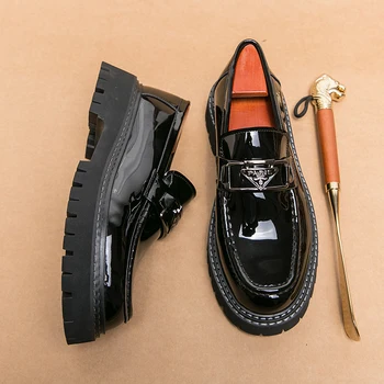 Новые черные лоферы, мужская обувь из лакированной кожи, дышащая однотонная повседневная обувь без застежки, мужские модельные туфли ручной работы